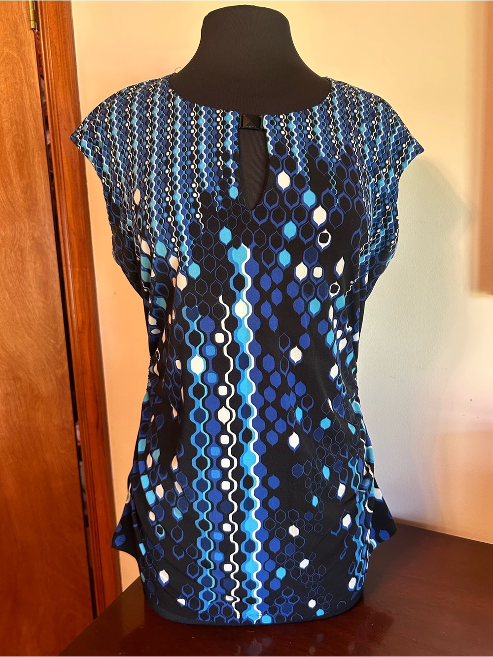 Women's Blue Geometric Keyhole Cap-Sleeve Top